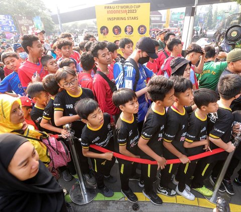 FOTO: Antusiasme Warga Bandung Saksikan Trofi Piala Dunia U-17 2023