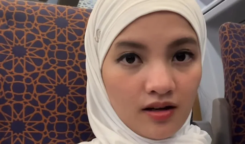 Sabrina tampil dalam balutan busana hijab. Penampilannya langsung mencuri perhatian.<br>