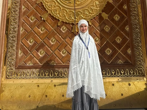 Hamil 5 Bulan, ini Potret Cantik Sabrina Anggraini Tampil dalam Balutan Busana Hijab saat Umrah ke Tanah Suci Bersama Suami