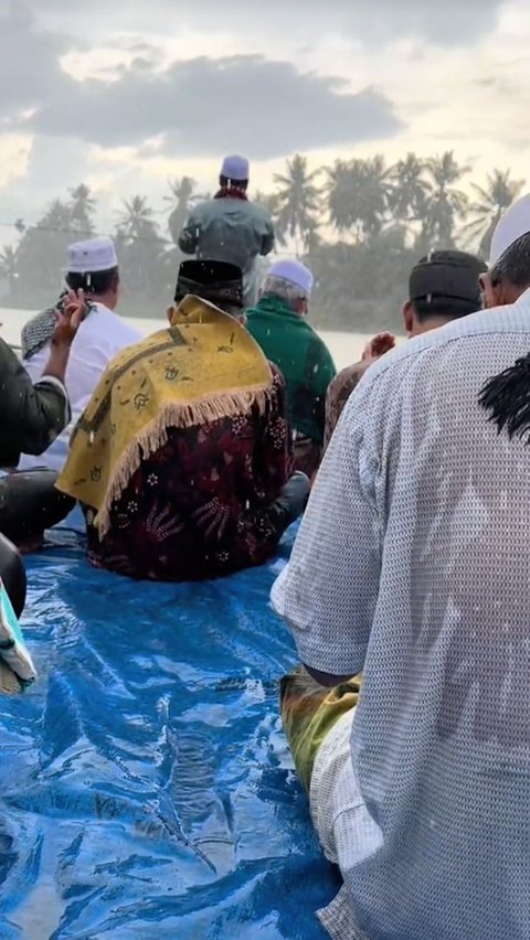 Citizens of Jambi Pray for Rain, Their Prayers Are Immediately Answered