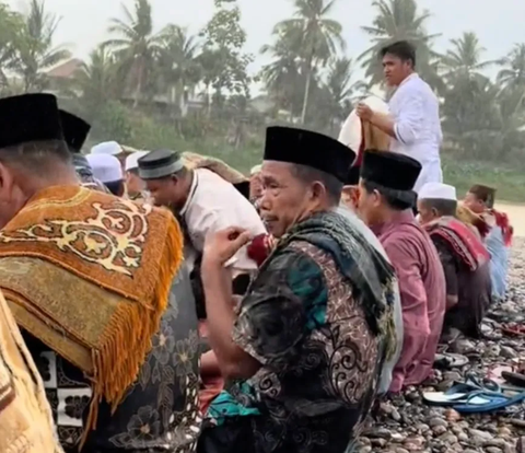 Residents of Jambi Pray for Rain, Their Prayers are Immediately Answered