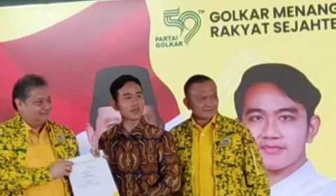 Prabowo mengaku sering melakukan komunikasi dengan Gibran. Tak hanya itu, Prabowo memastikan bahwa Gibran akan hadir dalam acara besok.<br>