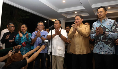 Prabowo mengatakan, Koalisi Indonesia Maju tidak melakukan deklarasi karena langsung mendaftarkan pasangan bakal capres-cawapres ke KPU pada 25 Oktober dari Kertanegara.<br>