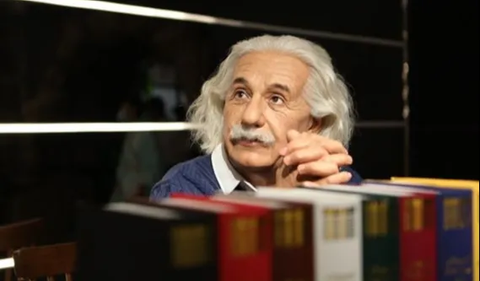 Sekarang, bayangkan jika kekuatan fisik Einstein sekuat kekuatan otaknya. Apa jadinya?