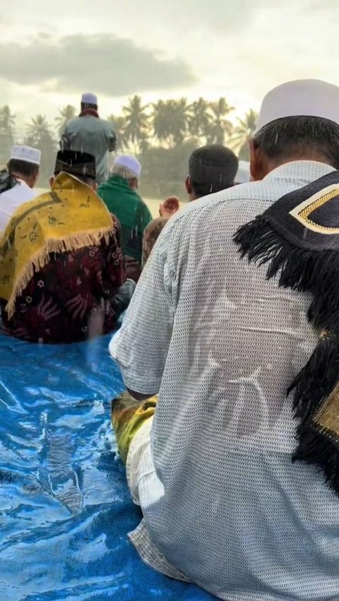 Momen Warga Jambi Lakukan Salat Istisqa untuk Meminta Hujan, Langsung Dikabulkan