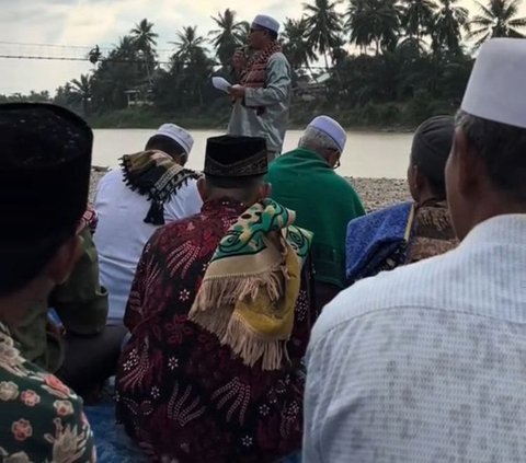 Dalam unggahannya, ia membagikan momen usai dirinya melaksanakan salat Istisqa dan sedang mendengarkan khutbah. Siapa sangka, sesaat setelah salat, gerimis mulai turun sedikit demi sedikit membasahi para jemaah.