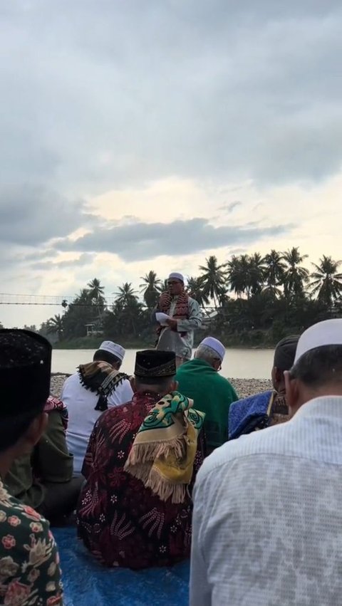 Sambil mendengarkan khutbah, gerimis yang awalnya kecil turun semakin deras dan mulai membasahi pakaian para jemaah.