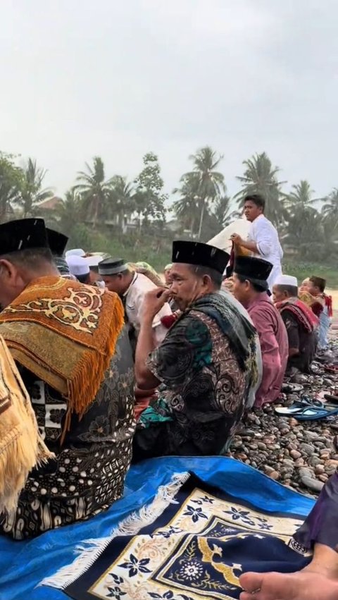 Momen Warga Jambi Lakukan Salat Istisqa untuk Meminta Hujan, Langsung Dikabulkan