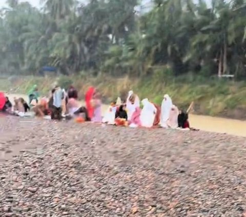 Momen Warga Jambi Lakukan Salat Istisqa untuk Meminta Hujan, Langsung Dikabulkan