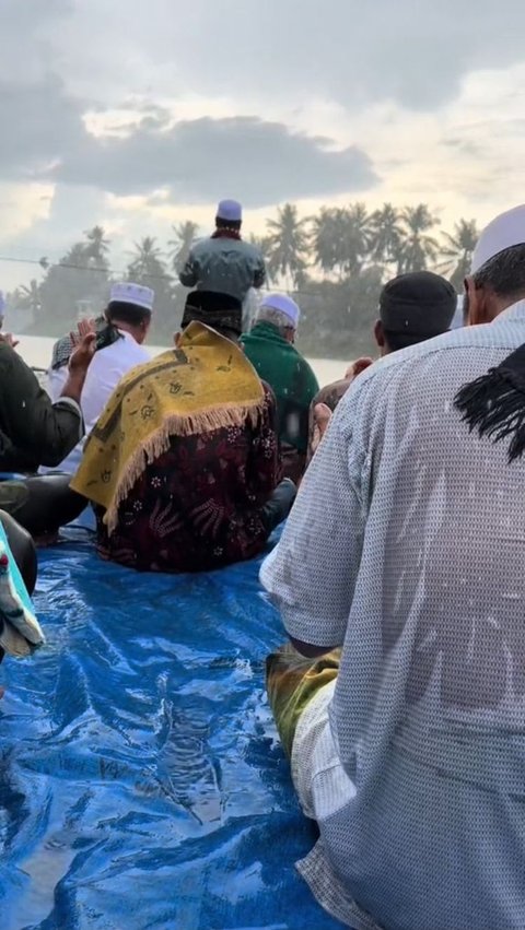 Momen Warga Jambi Lakukan Salat Istisqa untuk Meminta Hujan, Langsung Dikabulkan