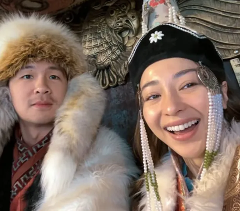 Nikita Willy dan Suami Tampil Menawan Pakai Baju Tradisional Mongolia, Turis Banyak yang Minta Foto