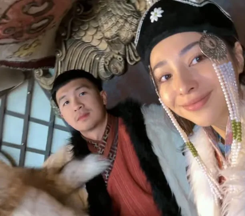 Nikita Willy dan Suami Tampil Menawan Pakai Baju Tradisional Mongolia, Turis Banyak yang Minta Foto