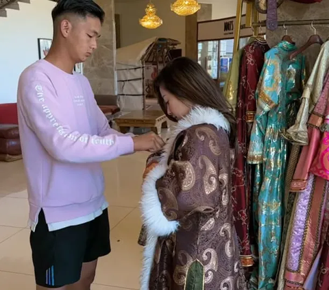 Nikita Willy dan Suami Tampil Menawan Pakai Baju Tradisional Mongolia, Turis Banyak yang Minta Foto