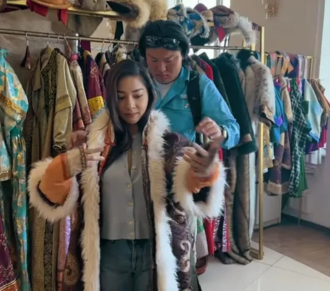 Nikita Willy dan Suami Tampil Menawan Pakai Baju Tradisional Mongolia, Turis Banyak yang Minta Foto