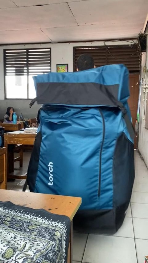 Viral Siswa Sekolah Bawa Ransel Raksasa, Warganet: Bisa Menampung Harapan Orang Tua