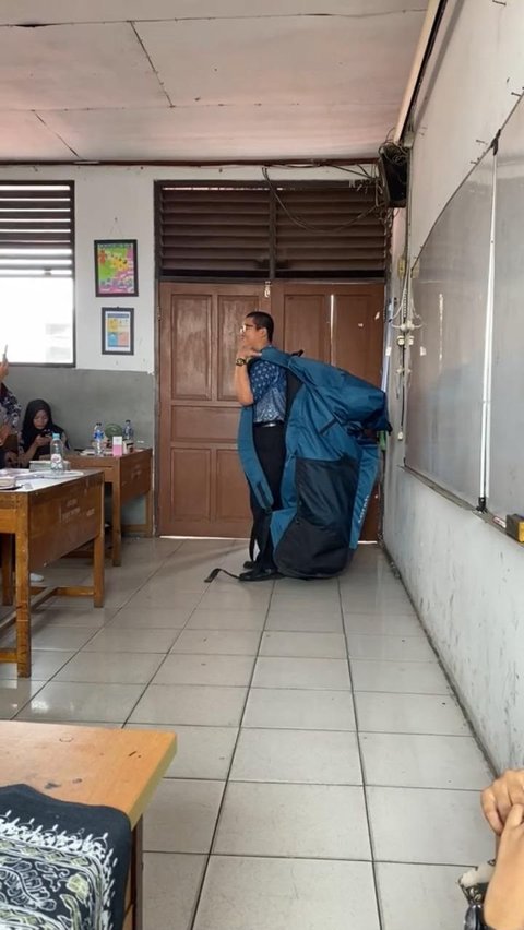 Viral Siswa Sekolah Bawa Ransel Raksasa, Warganet: Bisa Menampung Harapan Orang Tua