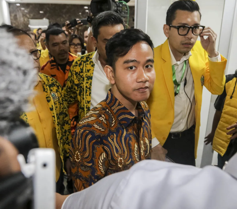 Sedangkan mengenai deklarasi pasangan Prabowo Subianto-Gibran Rakabuming Raka, dia meminta agar publik menunggu.