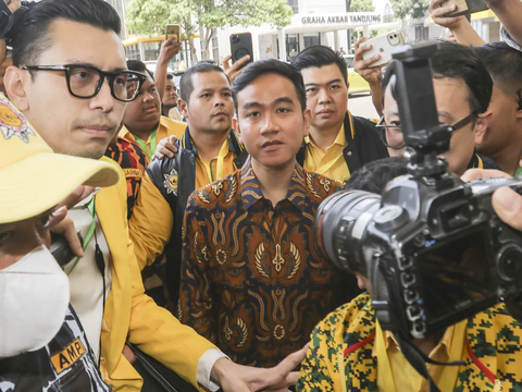 Diundang ke Rapimnas Gerindra, Gibran Keluar Kantor: Saya Enggak ke Bandara, Tenang Saja