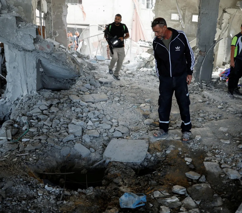 Warga Palestina memeriksa kerusakan parah pada Masjid Al-Ansar  yang terkena serangan udara Israel, di kamp pengungsi Jenin di Tepi Barat yang diduduki Israel (22/101/2023).