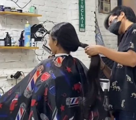 Viral Momen Pria Gondrong Putuskan Potong Rambut, Perubahannya Bikin Pangling