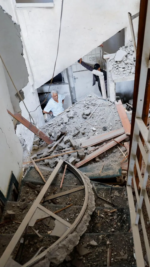 Kondisi tangga menuju lantai dua masjid tersebut yang tampak hancur berantakan usai serangan udara Israel.<br>