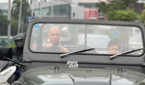 Potret Ahmad Dhani naik mobil Jeep perang langsung mencuri perhatian netizen.<br>