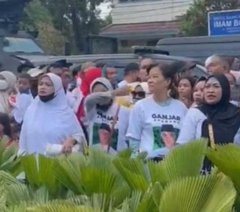 Ngakak! Emak-Emak Pakai Baju Ganjar Pranowo Malah Histeris Saat Lihat Anies-Cak Imin: Cinta Memang Tak Bisa Bohong