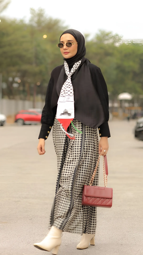 Anggun Penuh Makna, Outfit Zaskia Sungkar untuk Beri Dukungan Palestina