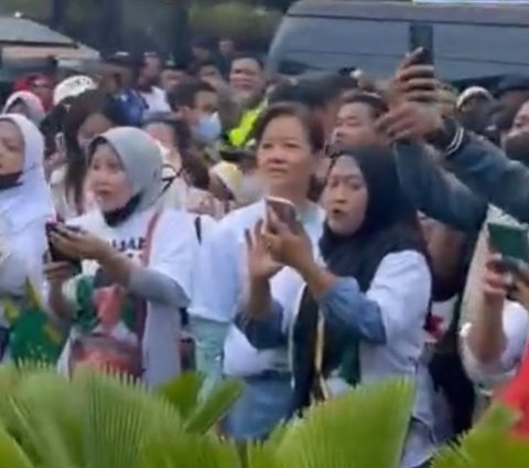 Ngakak! Emak-Emak Pakai Baju Ganjar Pranowo Malah Histeris Saat Lihat Anies-Cak Imin: Cinta Memang Tak Bisa Bohong