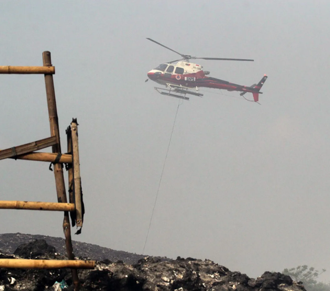FOTO: Hingga Hari ke-4, Helikopter BNPB Terus Berjibaku Padamkan Api di TPA Rawa Kucing, Target 50 Kali Dopping Air