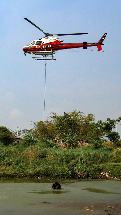 Air yang diambil helikopter BNPB bersumber dari sungai terdekat dari lokasi kebakaran TPA.