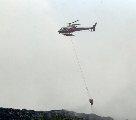 FOTO: Hingga Hari ke-4, Helikopter BNPB Terus Berjibaku Padamkan Api di TPA Rawa Kucing, Target 50 Kali Dopping Air