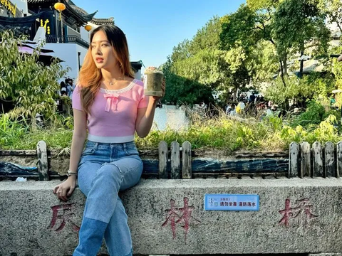 10 Gaya Kece Natasha Wilona saat Jalan-jalan di Shanghai China, Penampilannya Curi Perhatian