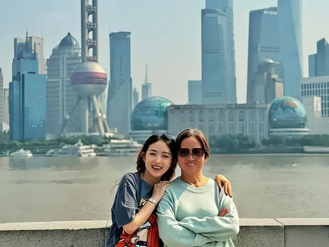 10 Gaya Kece Natasha Wilona saat Jalan-jalan di Shanghai China, Penampilannya Curi Perhatian