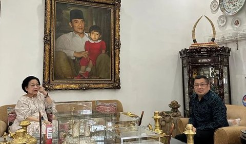 Pendiri sekaligus pemilik perusahaan MNC Group, Hary Tanoesoedibjo terlihat datang bertamu ke rumah Megawati Soekarnoputri. <br>