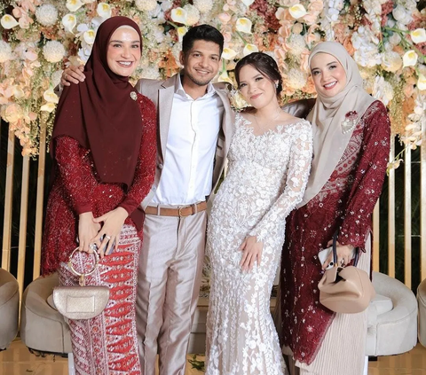 Potret Resepsi Pernikahan Adik Zaskia dan Shireen Sungkar, Sang Kakak Cantik dan Elegan Pakai Kebaya Merah