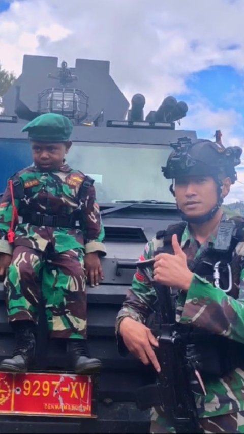 Momen Persahabatan TNI dan Melson Anak Papua, Main Bareng hingga Antar Sekolah<br>