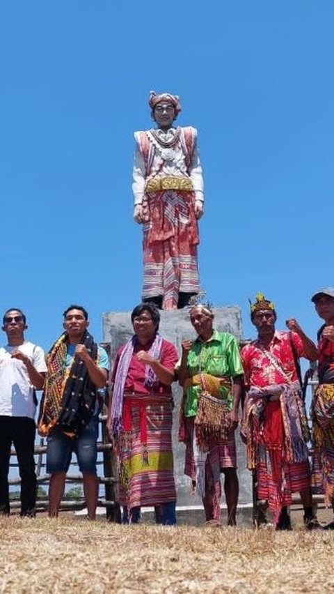 Di Depan Patung Jokowi, Warga Adat Sunu NTT Berdoa: Biarkan Gibran Matang Secara Alami<br>