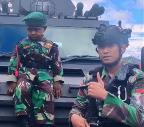 Momen Persahabatan TNI dan Melson Anak Papua, Main Bareng hingga Antar Sekolah