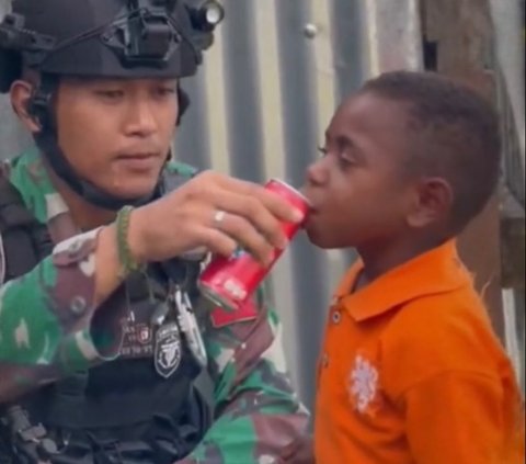 Momen Persahabatan TNI dan Melson Anak Papua, Main Bareng hingga Antar Sekolah