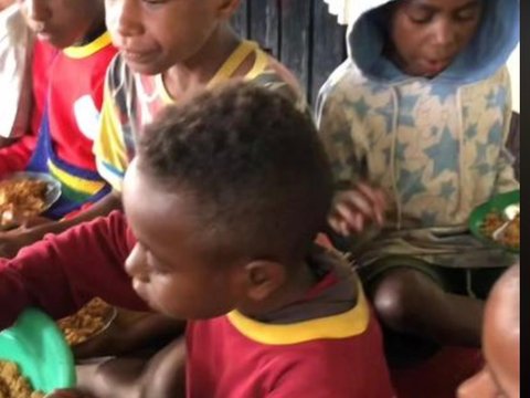 Momen Persahabatan TNI dan Melson Anak Papua, Main Bareng hingga Antar Sekolah