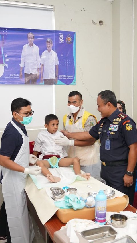 124 Anak Nelayan Ikut Sunatan Massal Serentak di Belasan Titik Kawasan Pesisir<br>