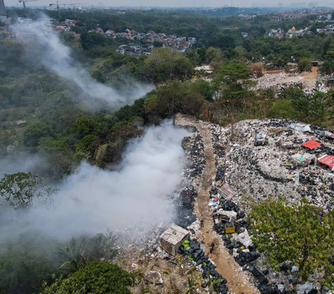 Tampak kepulan asap  menyelimuti TPS Limo akibat tumpukan sampah yang terbakar di Cinere, Depok, Jawa Barat, Senin (23/10/2023).<br>