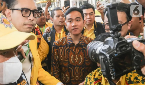 Sementara itu, Ketua Harian DPP Partai Gerindra Sufmi Dasco Ahmad menilai status Gibran yang belum selesai di PDIP tinggal diurus dengan komunikasi.<br>