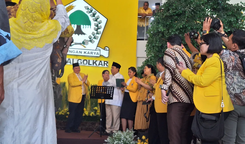 Prabowo mengaku komunikasi Partai Golkar dengan PDIP sejauh ini berlangsung baik, usai Gibran diumumkan menjadi cawapres pendamping Prabowo.<br>