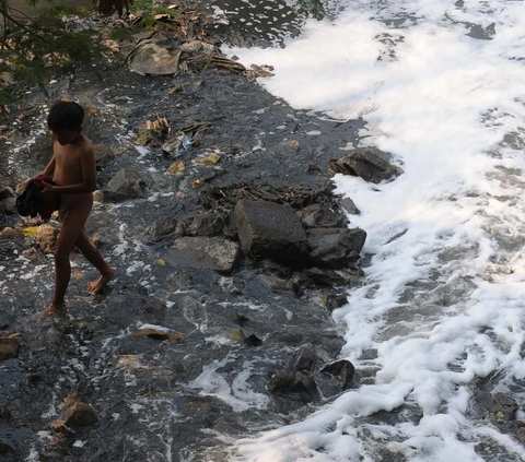 Kondisi aliran Kanal Banjir  Barat Ciliwung (KBBC) yang terpantau tercemar limbah busa rumah tangga di Jakarta, Senin (23/10/2023). Wahana Lingkungan Hidup (Walhi) DKI Jakarta memberikan solusi kepada Pemerintah Provinsi DKI Jakarta terkait pencemaran tersebut.<br>