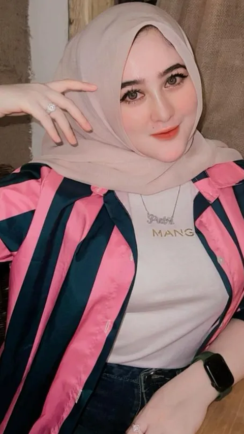 Cantiknya Bhayangkari Putri Assegaf Istri Briptu Mustakim dengan Busana <i>Pink</i><br>