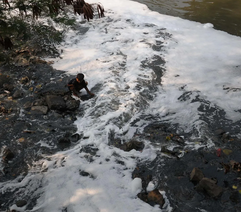 FOTO: Wajah Memprihatinkan Kanal Banjir Barat Ciliwung yang Terus Dialiri Cemaran Limbah Busa Rumah Tangga