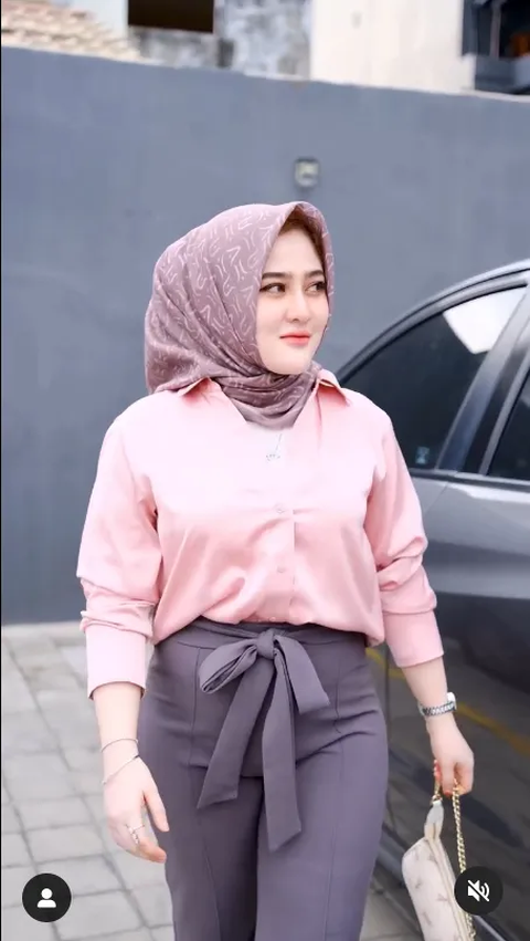 Cantiknya Bhayangkari Putri Assegaf Istri Briptu Mustakim dengan Busana Pink