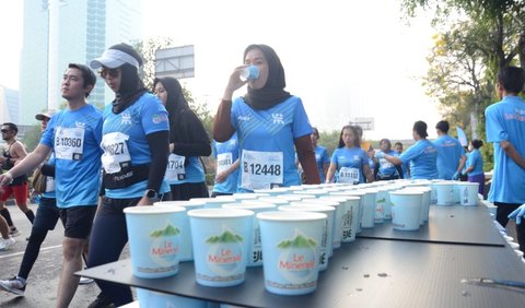 Di pelaksanaan Jakarta Marathon hari ini, tersedia 25 titik water station Le Minerale yang berada di sepanjang rute.